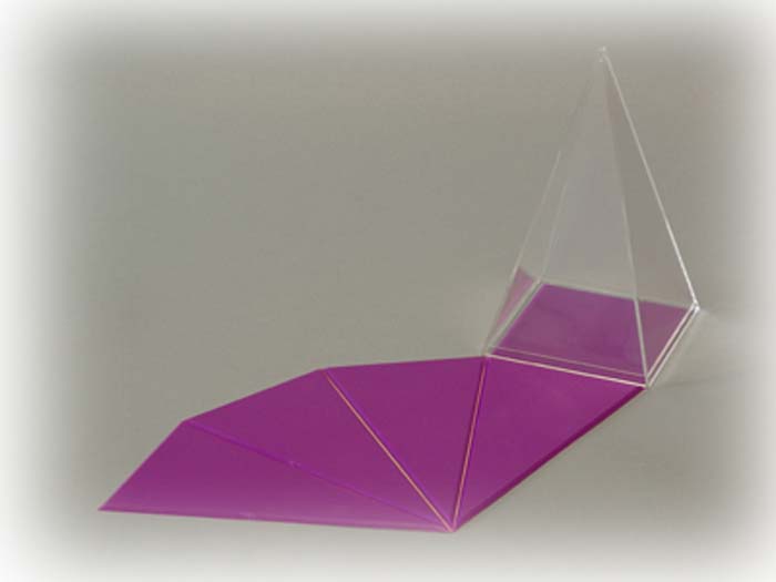 4-seitige Pyramide mit Oberflächennetz 4-seitige Pyramide mit Oberflächennetz