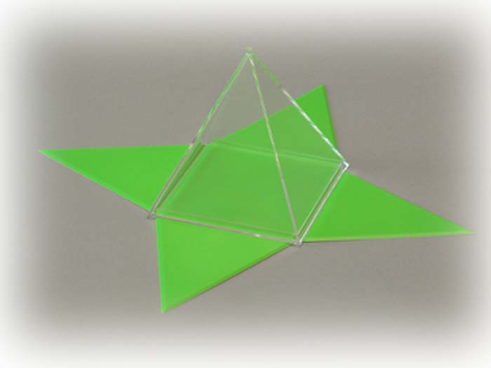 Quadratpyramide mit Oberflächennetz Quadratpyramide mit Oberflächennetz