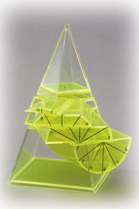 Pyramide, durchdrungen von einem horizontalen Zylinder Pyramide, durchdrungen von einem horizontalen Zylinder