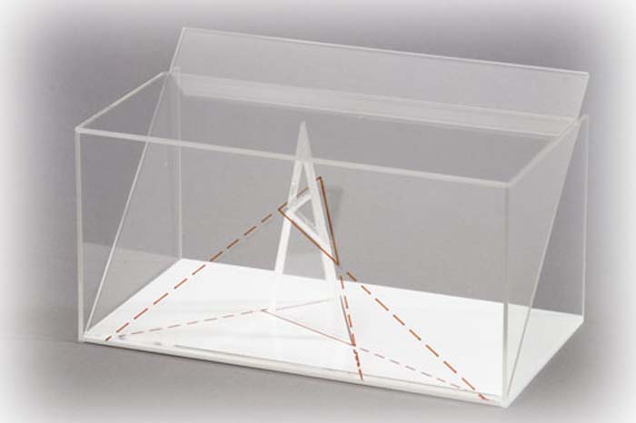 Schnitt einer unregelmäßigen 3-seitigen Pyramide Schnitt einer unregelmäßigen 3-seitigen Pyramide