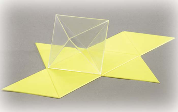 Oktaeder, allseits geschlossen, glasklar Oktaeder, allseits geschlossen, glasklar