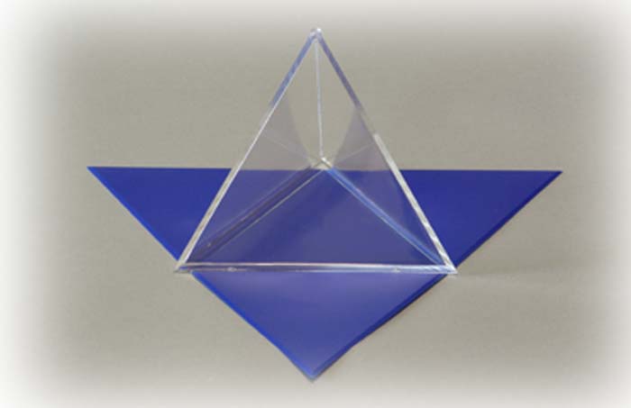 Tetraeder mit beweglichem Oberflächennetz Tetraeder mit beweglichem Oberflächennetz