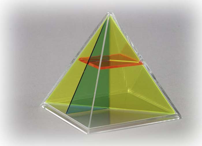 Quadratpyramide mit drei entnehmbaren Schnitten Quadratpyramide mit drei entnehmbaren Schnitten