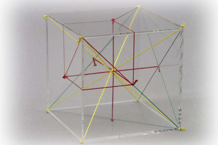 Würfel mit farbigen Diagonal- und Höhenfäden Würfel mit farbigen Diagonal- und Höhenfäden