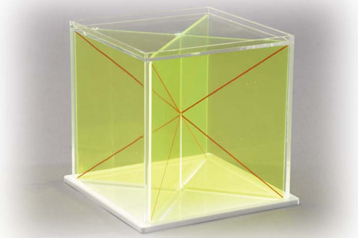 Würfel mit entnehmbaren Diagonalschnitten Würfel mit entnehmbaren Diagonalschnitten