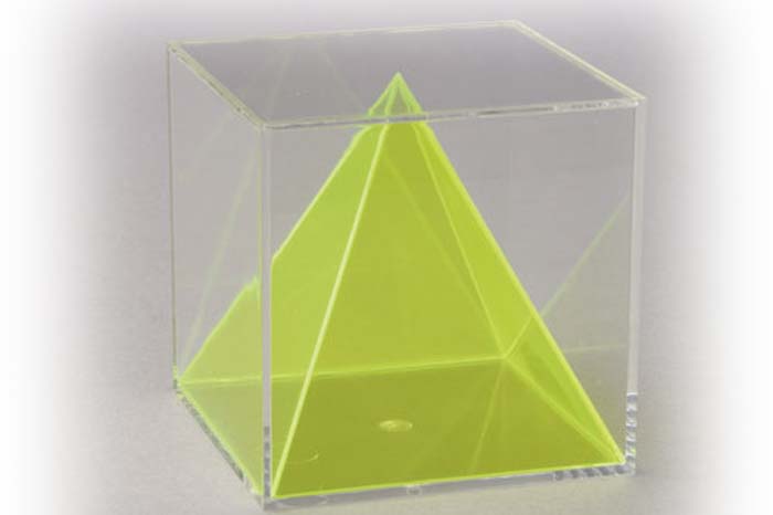 Würfel mit gleichseitiger Innenpyramide Würfel mit gleichseitiger Innenpyramide