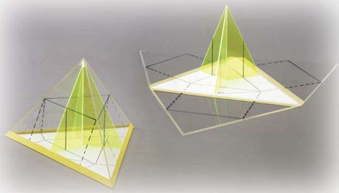 Unregelmäßige Pyramide mit ungleichen Neigungswinkeln Unregelmäßige Pyramide mit ungleichen Neigungswinkeln