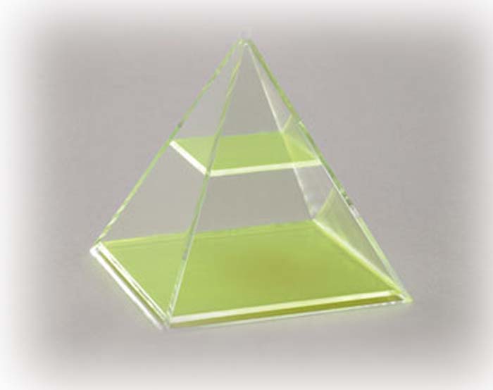 Quadratpyramide mit waagerechtem Schnitt Quadratpyramide mit waagerechtem Schnitt