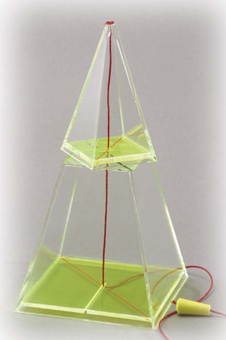 4-seitige Pyramide mit beweglichem Mittelfaden 4-seitige Pyramide mit beweglichem Mittelfaden