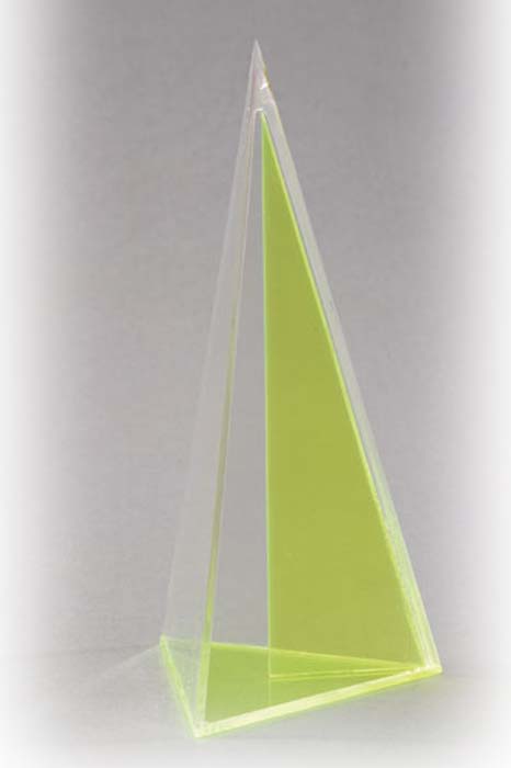 3-seitige Pyramide mit senkrechtem Schnitt 3-seitige Pyramide mit senkrechtem Schnitt