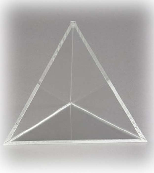 Tetraeder, allseitig geschlossen, glasklar Tetraeder, allseitig geschlossen, glasklar