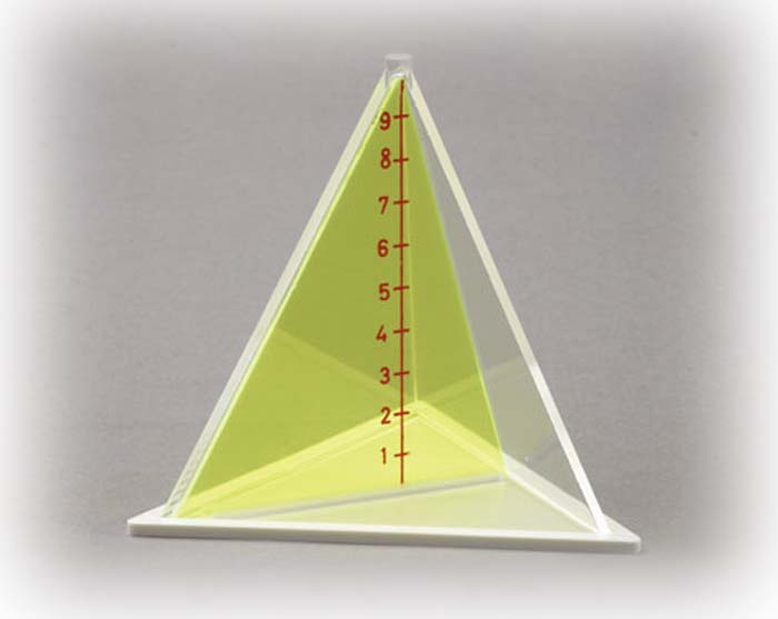 3-seitige Pyramide mit entnehmbarem Schnitt 3-seitige Pyramide mit entnehmbarem Schnitt