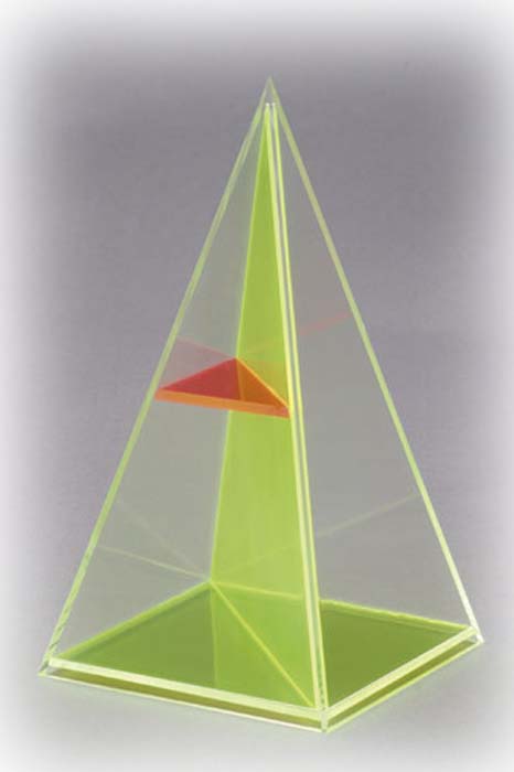 Vierseitige Pyramide mit Vierseitige Pyramide mit