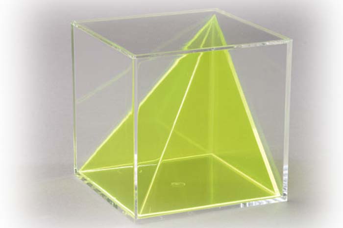 Würfel mit schräger Innenpyramide Würfel mit schräger Innenpyramide