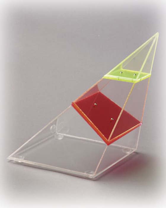 4-seitige Pyramide, schräg gestellt 4-seitige Pyramide, schräg gestellt