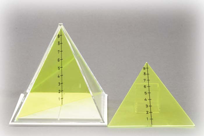 Quadratpyramide zwei entnehmbare Schnitte Quadratpyramide zwei entnehmbare Schnitte